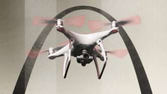 Drone with St. Louis Gateway Arch in the background | Illustration: Lex Villena; Michal Šteflovič
